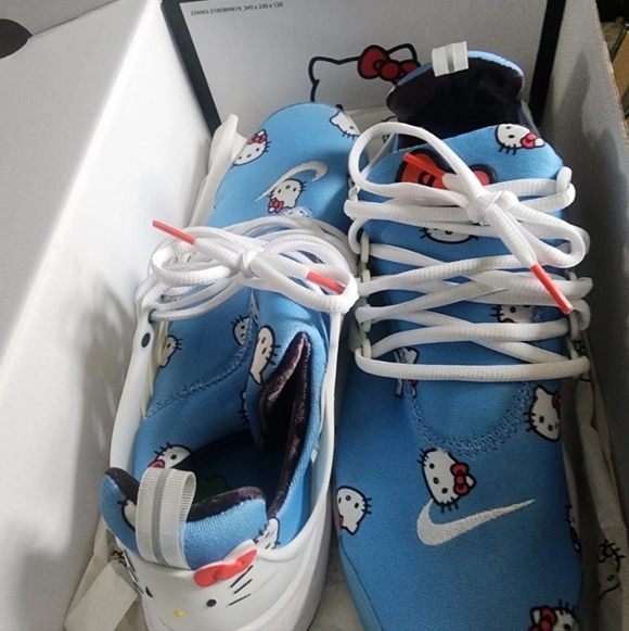 Hello Kitty Nike Shoes - Picture 4 of 6
